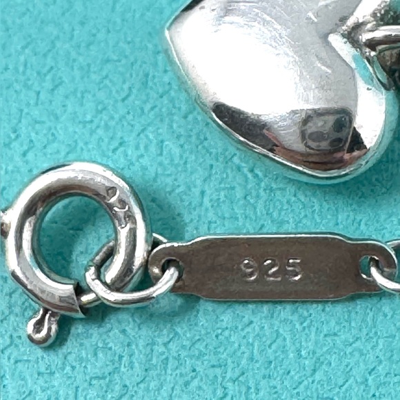 Authentic Tiffany & Co. Double Solid Heart Dangle Pendant Necklace. - Picture 4 of 12